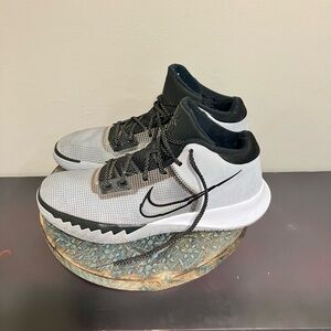 NWOT-Nike Kyrie Flytrap 4 Mens Basketball Shoe Size 9.5